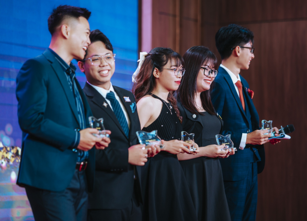 Với sự bùng nổ của việc học và sử dụng các chứng nghỉ ngoại ngữ như hiện nay, người người nhà nhà đều nhận thức được tầm quan trọng và dễ dàng kết nối được với những trung tâm đào tạo ngoại ngữ trên toàn quốc. Thế nhưng trong bối cảnh gần 10 năm về trước, câu hỏi làm thế nào để mang ngoại ngữ đến gần hơn với từng bạn trẻ Việt Nam, để mở ra cánh cửa khám phá những kiến thức mới, chạm đến những cơ hội mới trên con đường học vấn và sự nghiệp lại luôn canh cánh trong lòng những người sáng lập Edutalk.